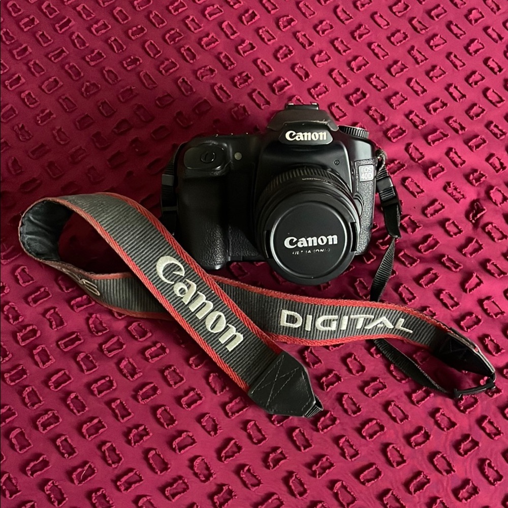 Canon Black Digital Camera with Ergonomic Design